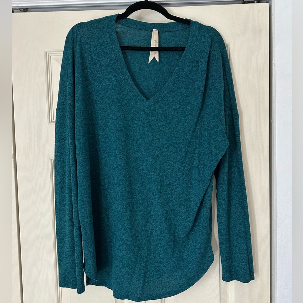 Stretchy turquoise long sleeved shirt